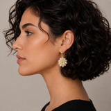 Creolen mit Blume in Perlmuttoptik - Gold - VERSCHIEDENE FARBTYPEN