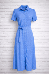 Viskosekleid mit Bindegürtel- sanftes Royalblau getupft - NEW WINTER