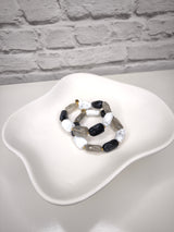Elastisches Armband mit großen Natursteinen- Schwarz/ Grau
