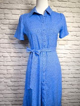 Viskosekleid mit Bindegürtel- sanftes Royalblau getupft - NEW WINTER
