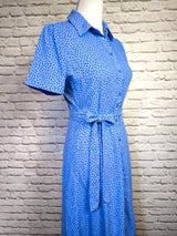 Leichtes Viskosekleid mit Bindegürtel- sanftes Royalblau getupft