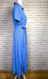 Viskosekleid mit Bindegürtel- sanftes Royalblau getupft - NEW WINTER