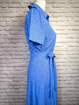 Leichtes Viskosekleid mit Bindegürtel- sanftes Royalblau getupft