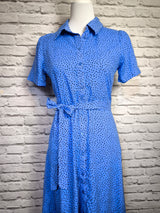 Leichtes Viskosekleid mit Bindegürtel- sanftes Royalblau getupft