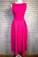 Fuchsia Midikleid – Zeitloser Schnitt mit besonderem Detail