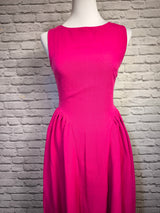 Fuchsia Midikleid – Zeitloser Schnitt mit besonderem Detail