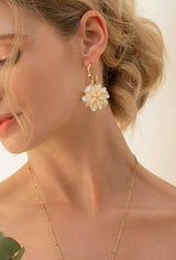 Creolen mit Blume in Perlmuttoptik- Gold