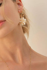 Creolen mit Blume in Perlmuttoptik- Gold