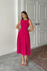 Fuchsia Midikleid – Zeitloser Schnitt mit besonderem Detail