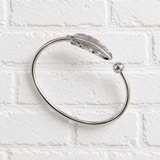 Minimalistisches Federarmband - Silber- für alle Farbtypen mit kühlen Anteilen