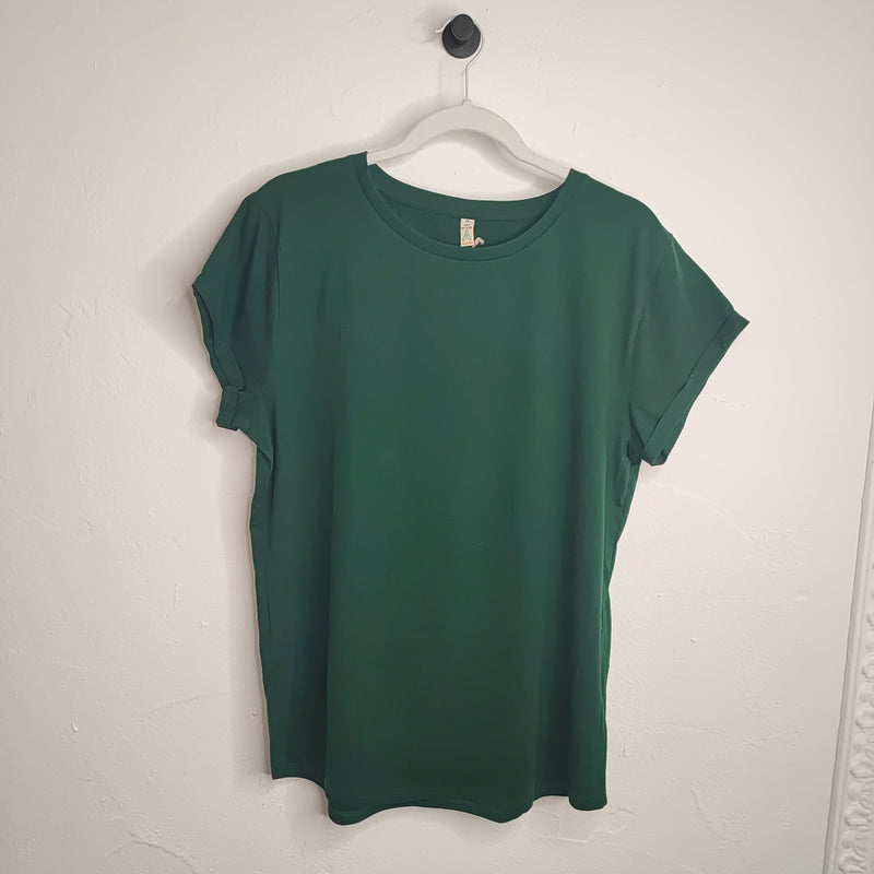 BIO COTTON T-SHIRT MIT AUFGEROLLTEM ÄRMELSAUM- FLASCHENGRÜN