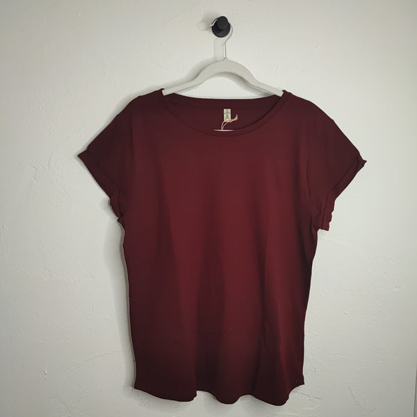 BIO COTTON T-SHIRT MIT AUFGEROLLTEM ÄRMELSAUM- BURGUNDY