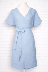 Natürliches 100% Leinen-Wickelkleid - Elegantes Sommerkleid: Wolkig blau - SMART SUMMER