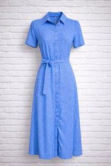 Viskosekleid mit Bindegürtel- sanftes Royalblau getupft