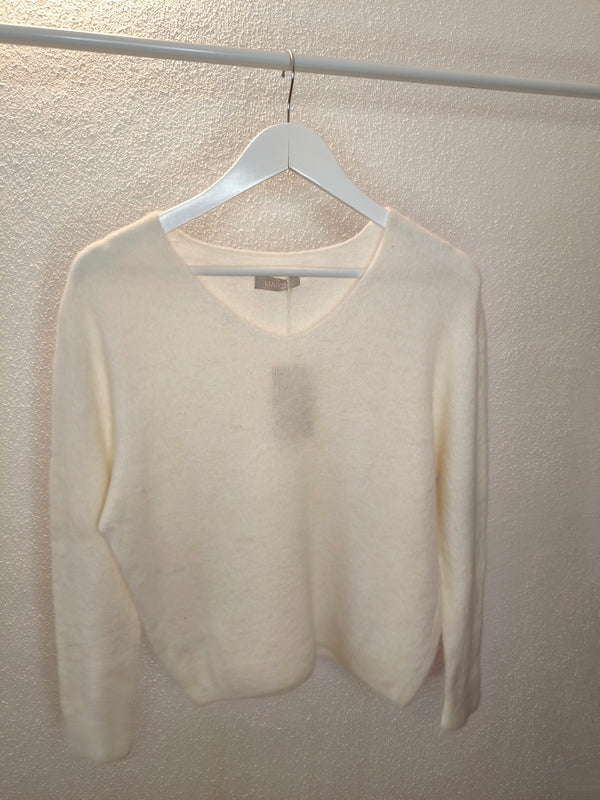 Flauschiger Alpaka Pullover mit V- Ausschnitt- Ivory