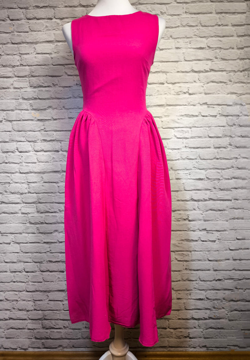 Fuchsia Midikleid – Zeitloser Schnitt mit besonderem Detail