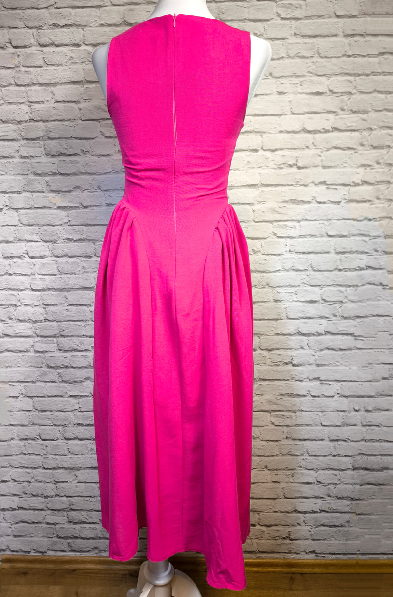 Fuchsia Midikleid – Zeitloser Schnitt mit besonderem Detail