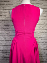 Fuchsia Midikleid – Zeitloser Schnitt mit besonderem Detail
