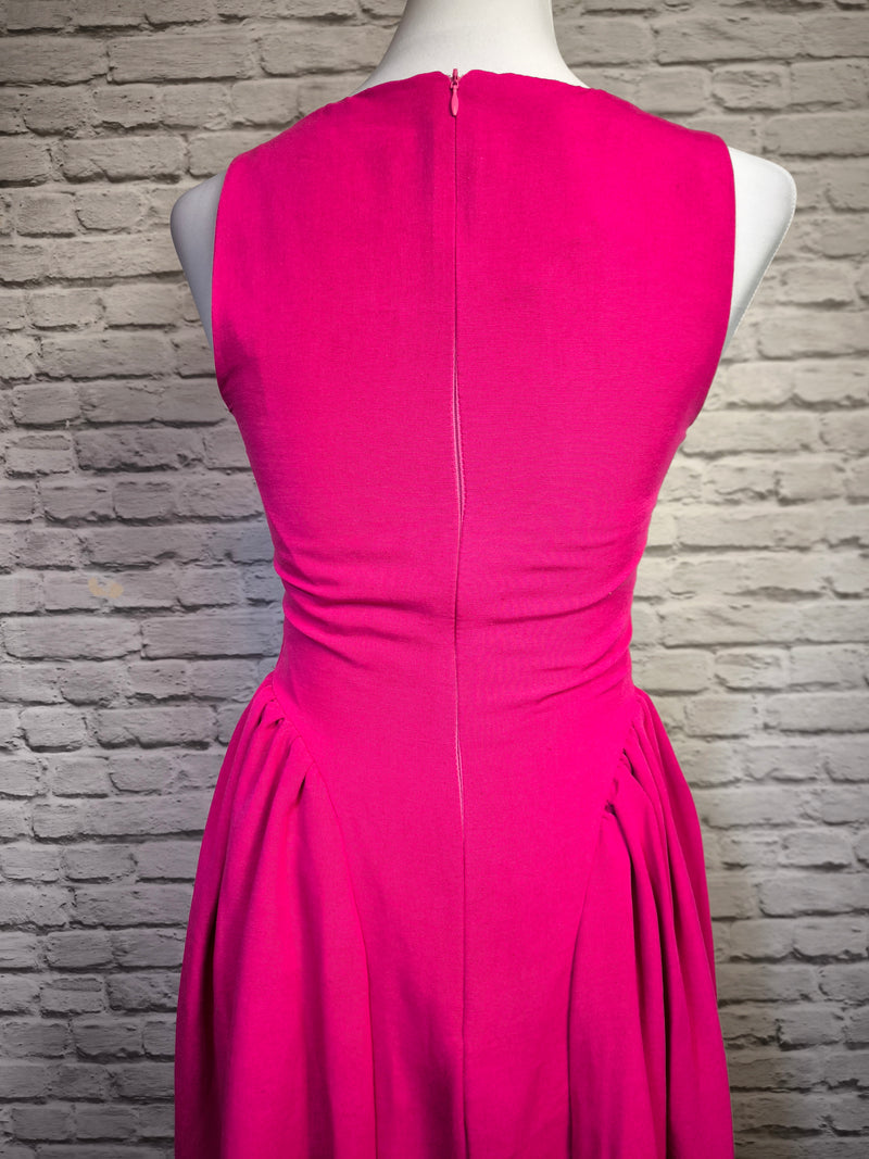 Fuchsia Midikleid – Zeitloser Schnitt mit besonderem Detail