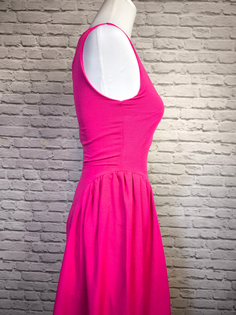Fuchsia Midikleid – Zeitloser Schnitt mit besonderem Detail