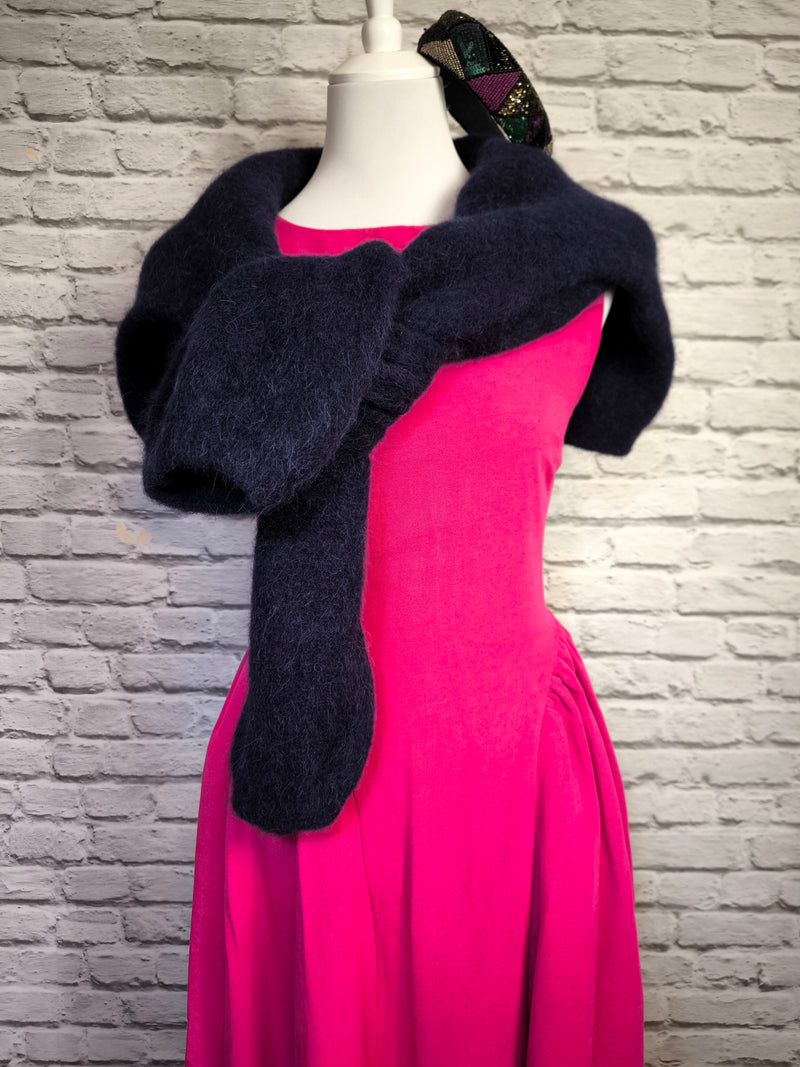 Fuchsia Midikleid – Zeitloser Schnitt mit besonderem Detail