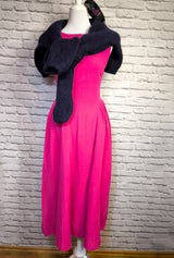 Fuchsia Midikleid – Zeitloser Schnitt mit besonderem Detail