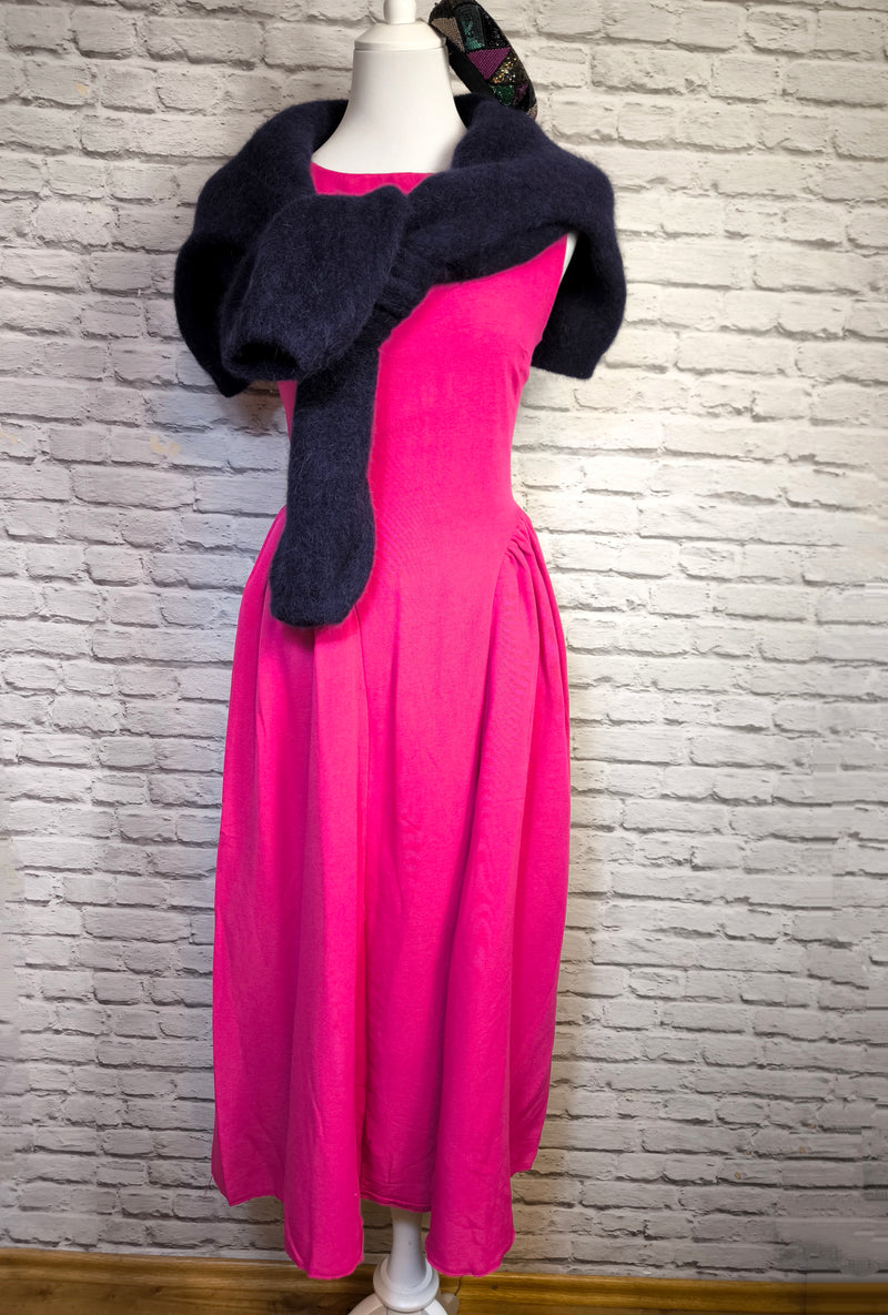 Fuchsia Midikleid – Zeitloser Schnitt mit besonderem Detail