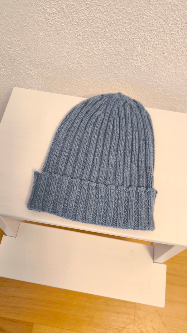 STRICKMÜTZE AUS RECYCELTEM KASCHMIR- DUNKLER SOMMER