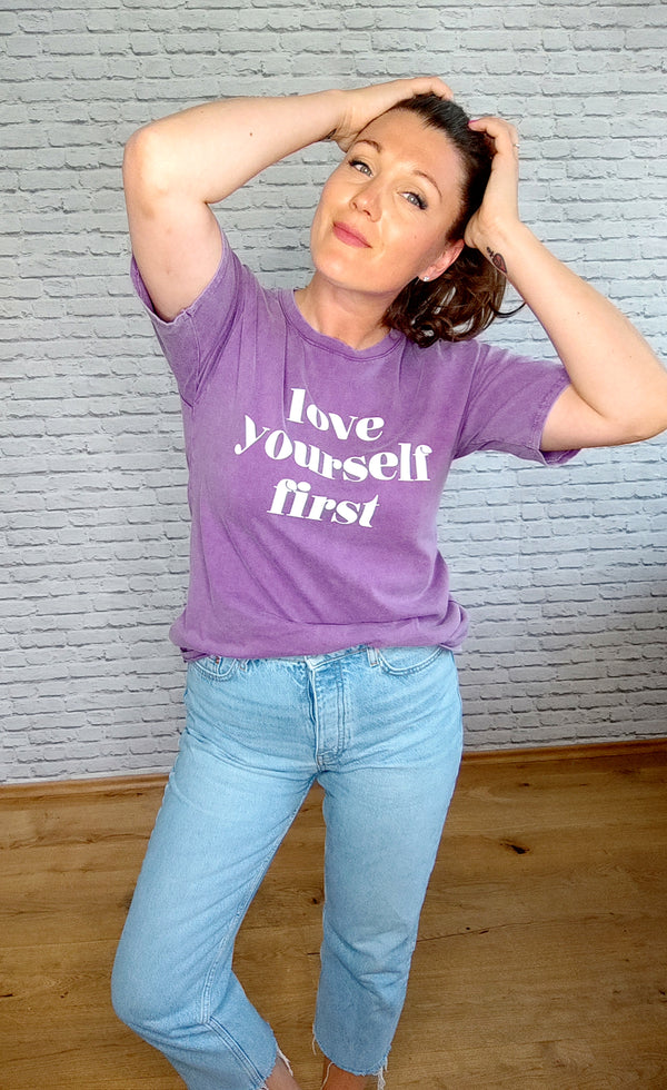 T- Shirt "LOVE YOURSELF FIRST"- abgegrautes Flieder