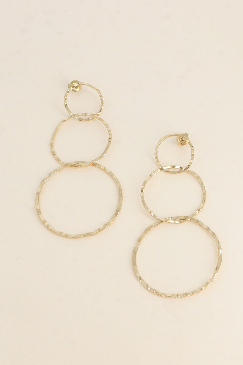Hängende Ohrringe mit drei strukturierten Ringen- Gold