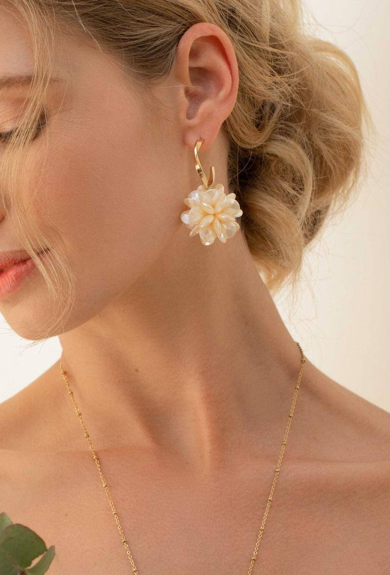 Creolen mit Blume in Perlmuttoptik- Gold
