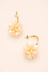 Creolen mit Blume in Perlmuttoptik- Gold