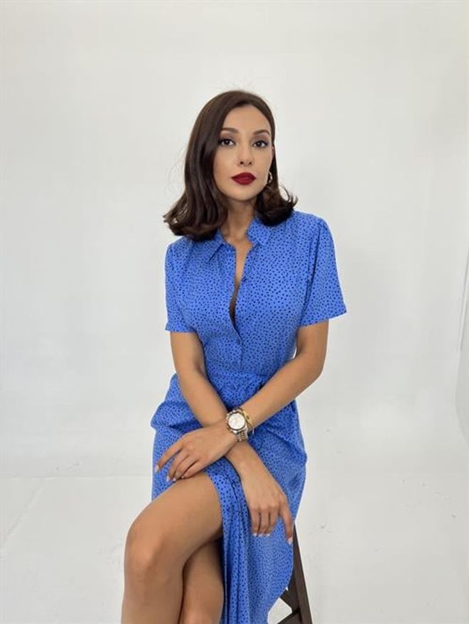 Leichtes Viskosekleid mit Bindegürtel- sanftes Royalblau getupft