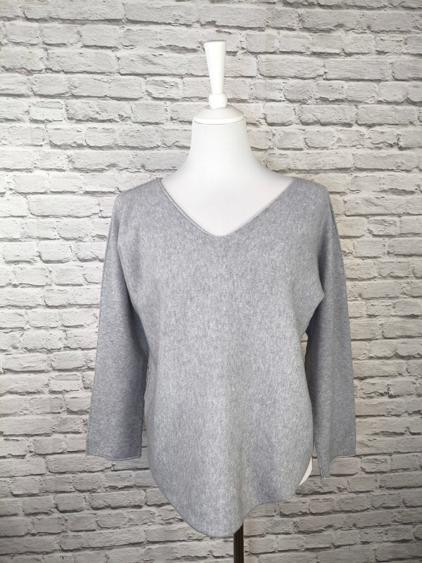 Weicher V- Pullover aus Viskose mit Rundsaum- Grau