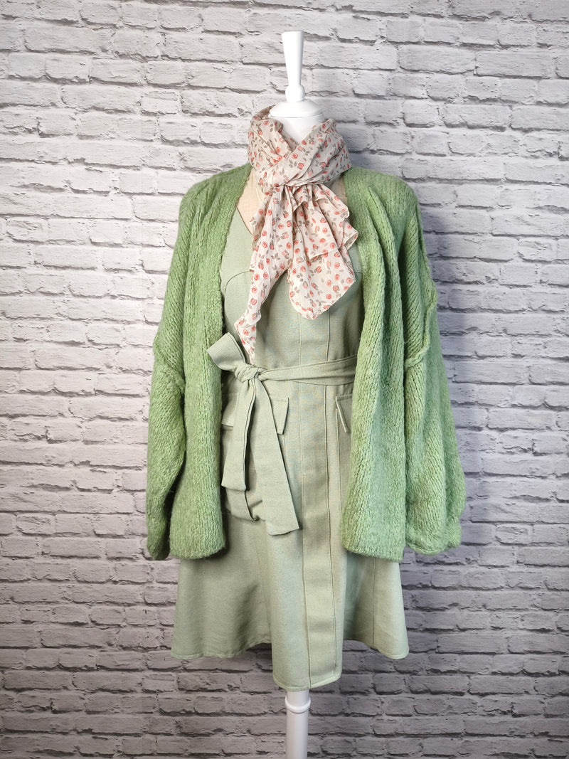 Lässige Oversized Mohair- Strickjacke mit Puffärmel- Lindgrün